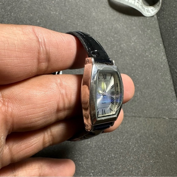 Bret roberts ladies quartz watch silver tone roman numeral dial black strap - Picture 4 of 10